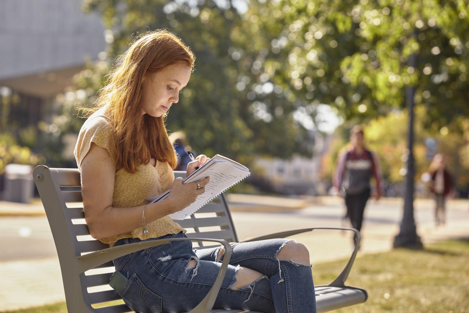 一位<a href='http://3q035w.sunwavecentre.com'>全球十大赌钱排行app</a>学院的学生在校园里的长椅上读书.